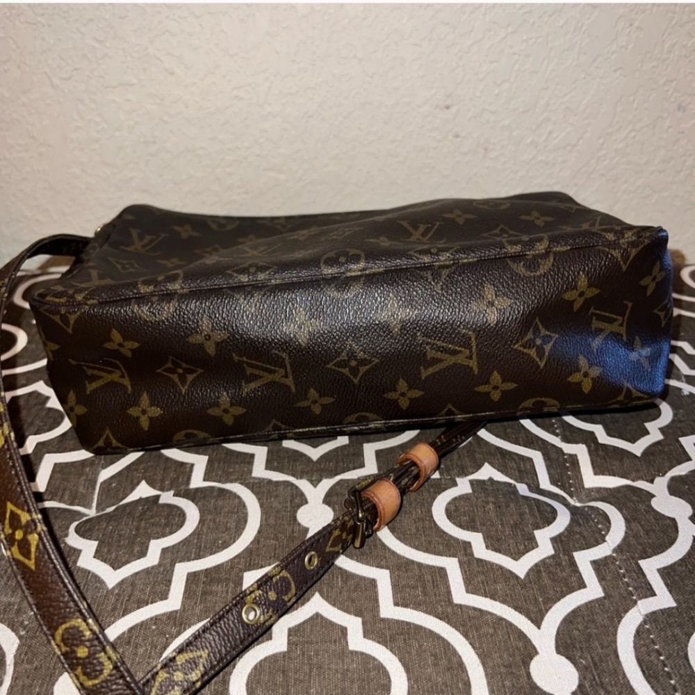 Louis Vuitton Trousser 28 with Authentic LV strap. 100% Vintage bag - Picture 10 of 12